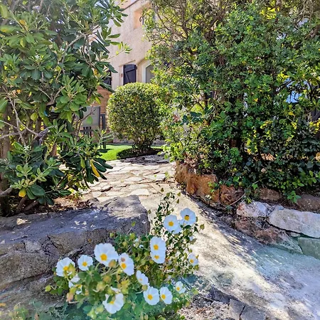A Saint Aygulf, Calme Entoure De Verdure Et Pres De La Mer Apartmán *